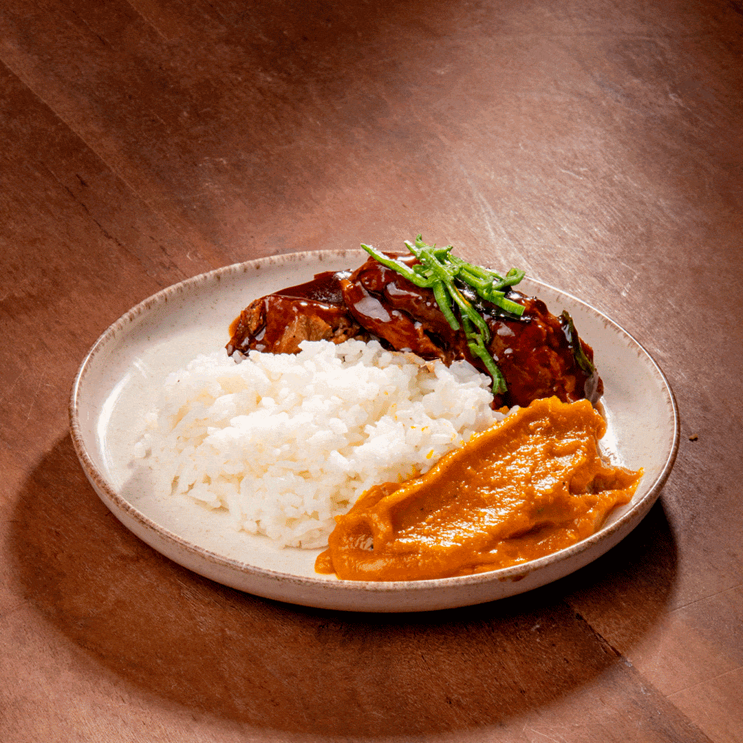 Costela suína, arroz japonês a purê de abóbora