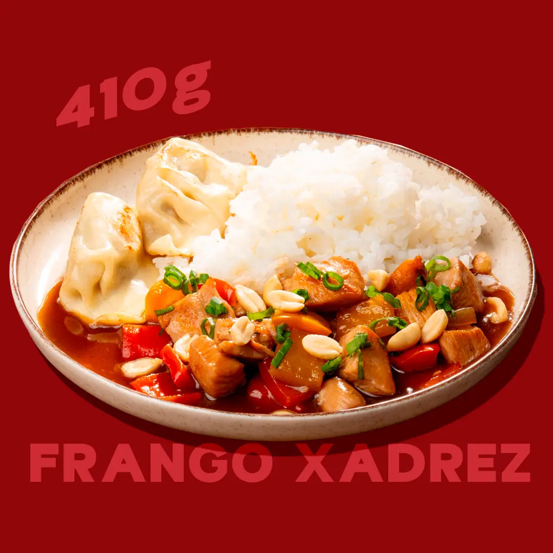 Frango xadrez, arroz japonês e guioza suíno