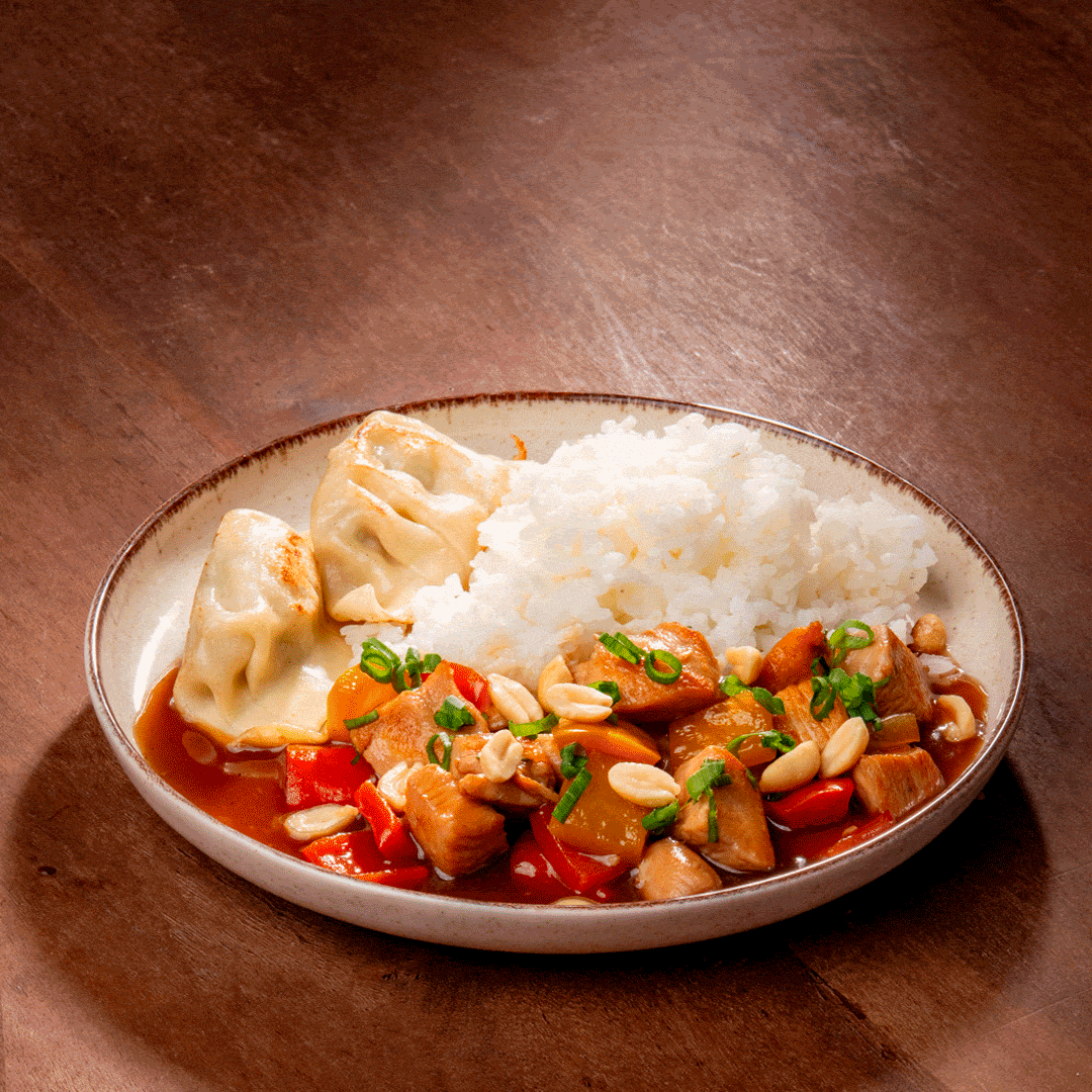 Frango xadrez, arroz japonês e guioza suíno