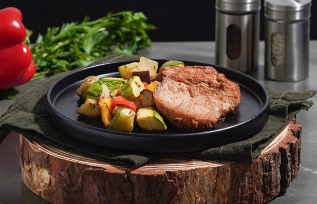 Filé de frango ao molho shoyu e mel com ratatouille