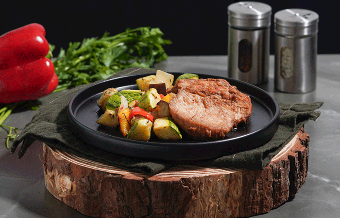 Filé de frango ao molho shoyu e mel com ratatouille