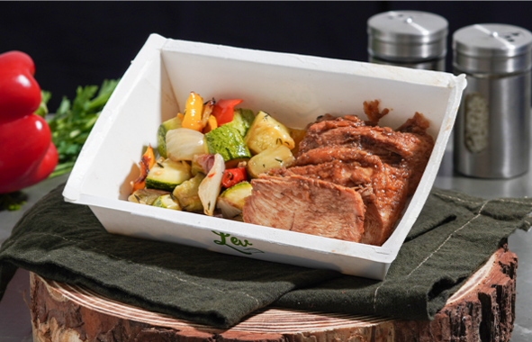 Filé de frango ao molho shoyu e mel com ratatouille