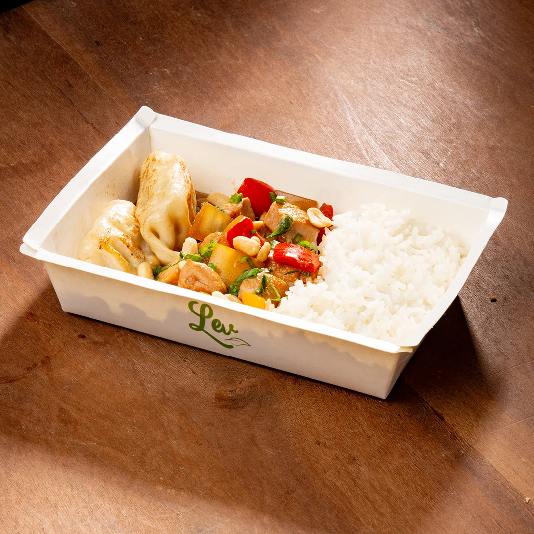 Frango xadrez, arroz japonês e guioza suíno