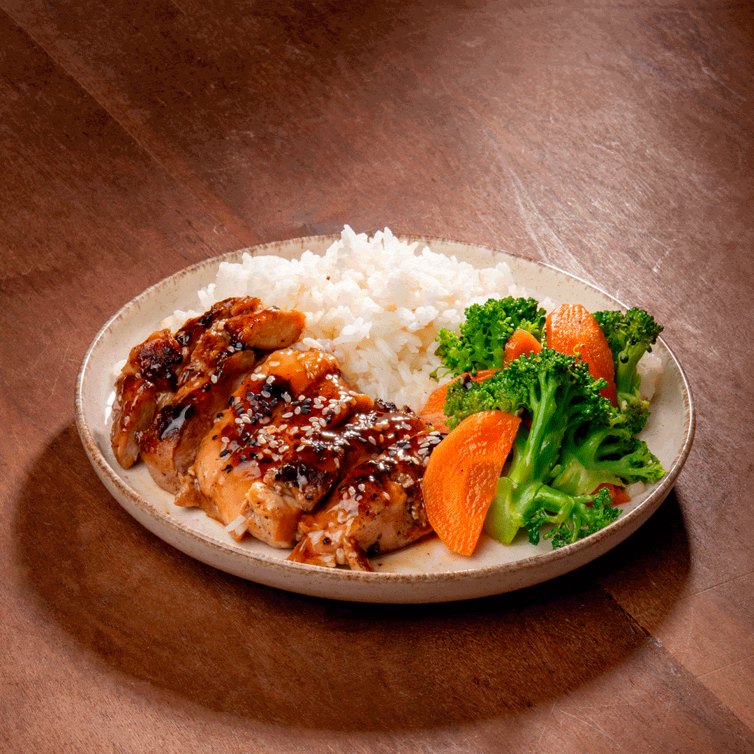 Frango teriyaki, arroz japonês e legumes