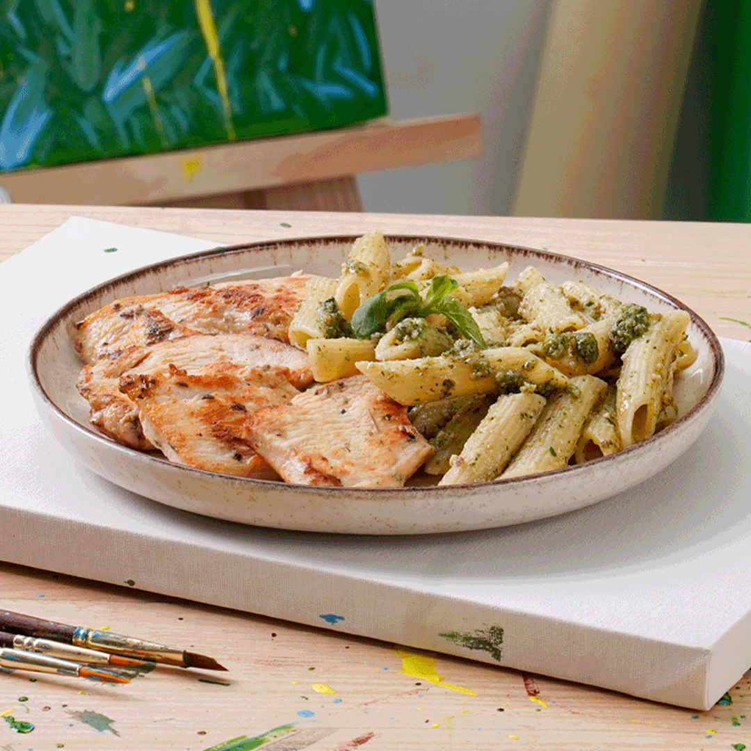 Penne ao Molho Pesto e Frango com Ervas Finas
