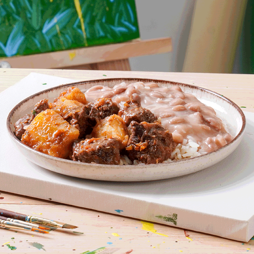 Picadinho de Músculo Bovino com Mandioca, Arroz Branco e Feijão