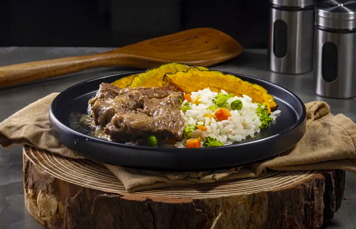 Prato de Iscas de Filé Mignon ao Chimichurri, Arroz Primavera e Lascas Abóbora