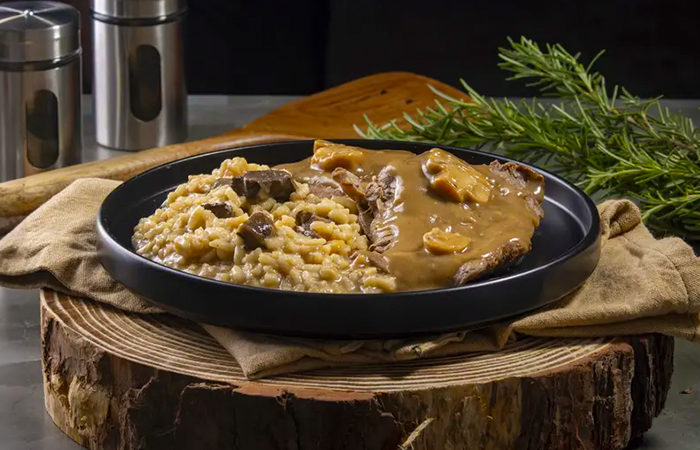 Prato de Escalope de Filé Mignon ao Molho Madeira e Risoto de Funghi