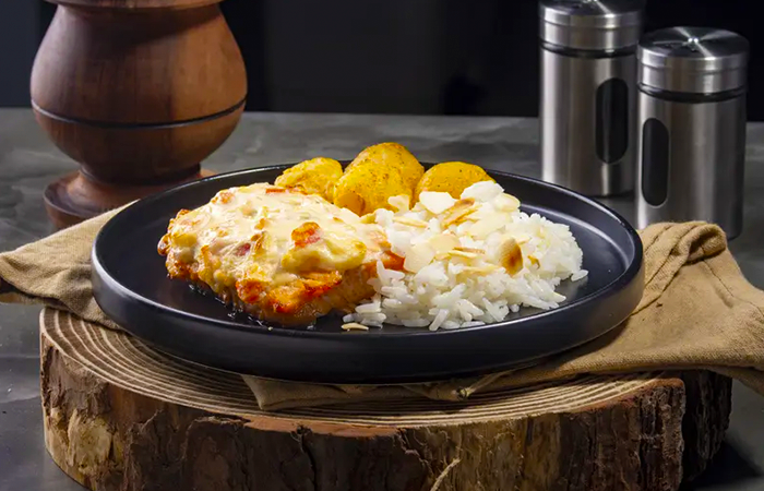 Prato de Salmão ao Molho Cremoso, Arroz com Amêndoas e Batata