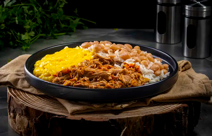 Prato de Carne Desfiada, Purê de Mandioquinha, Arroz e Feijão