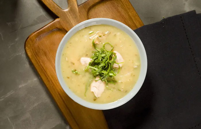 Caldo verde com frango em cubos