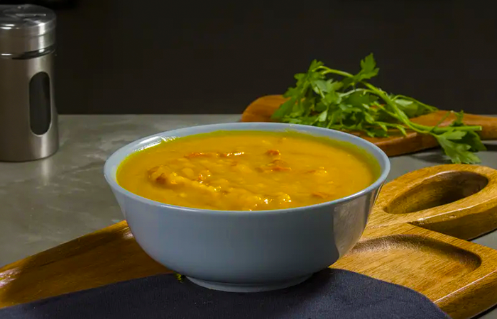 Caldo de abóbora com carne seca desfiada