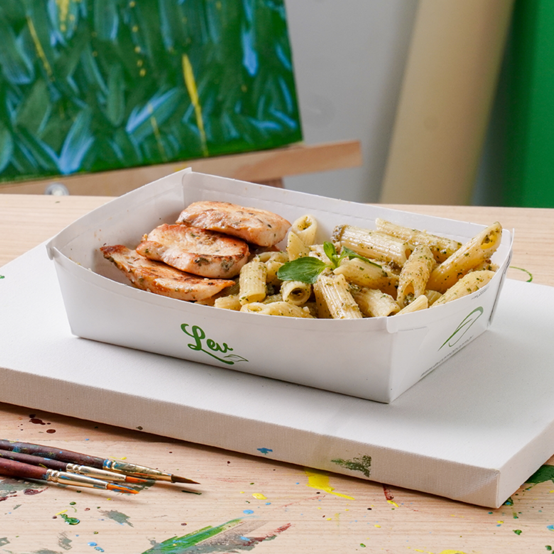 Penne ao Molho Pesto e Frango com Ervas Finas