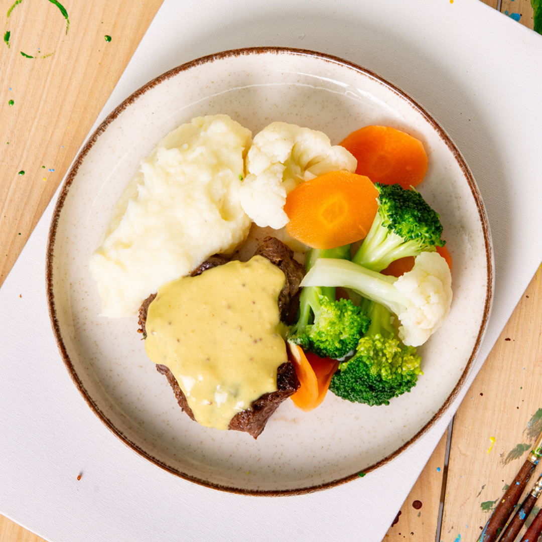 Medalhão de Filé Mignon ao Molho Mostarda, Purê de Batata e Legumes