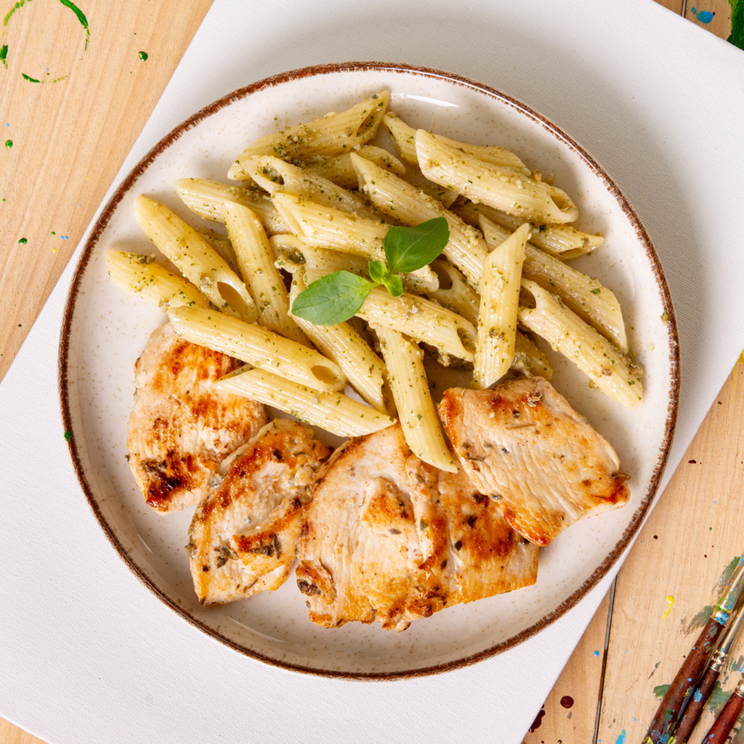 Penne ao Molho Pesto e Frango com Ervas Finas