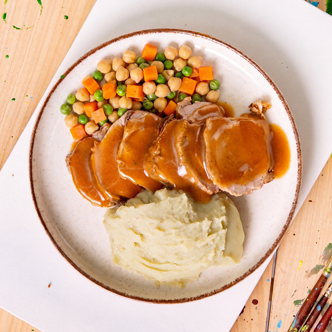 Filé Suíno ao Molho Cítrico, Purê de Batata Doce e Seleta de Legumes
