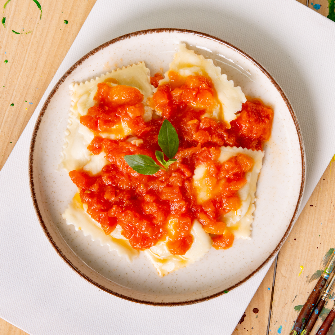 Ravioli de Muçarela de Búfala e Manjericão ao Molho Pomodoro