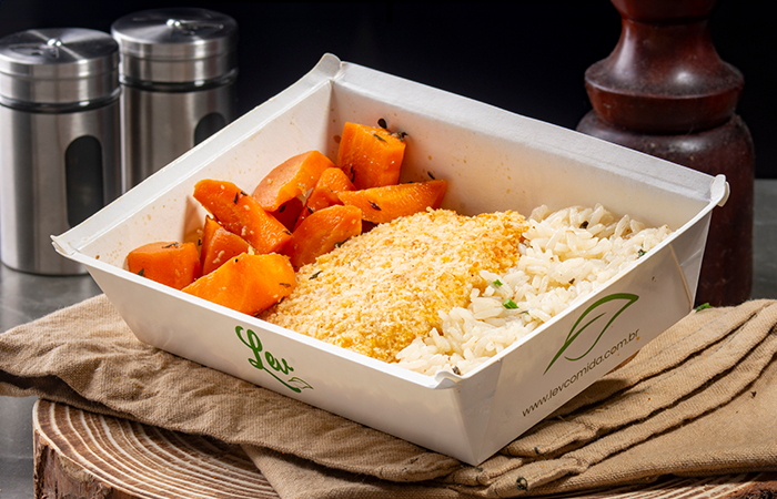 Refeição Frango com Crosta de Parmesão, Arroz com Ervas e Cenouras Glaceadas