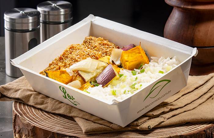 Refeição de Frango com Mix de Grãos, Arroz Jasmine Cebolinha e Mix de Raízes Assadas