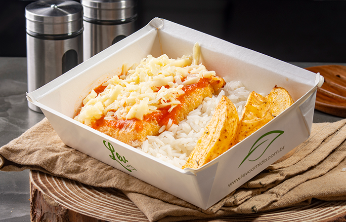 Refeição de Parmegiana de filé mignon, arroz branco e batata rústica