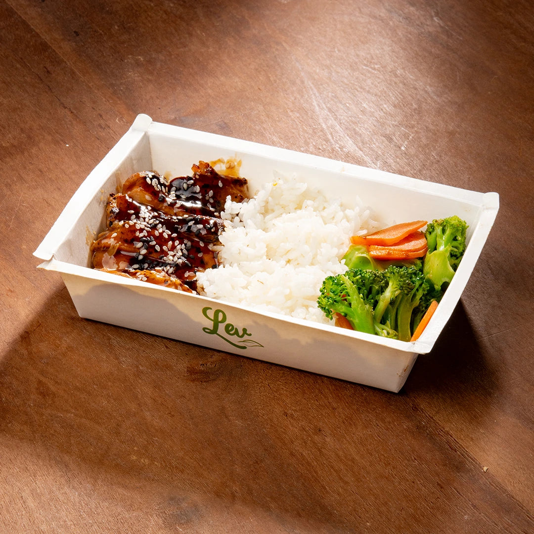Frango teriyaki, arroz japonês e legumes